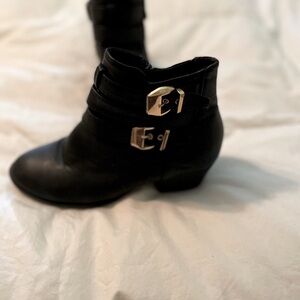 Women’s cute vegan leather boots. Size 7